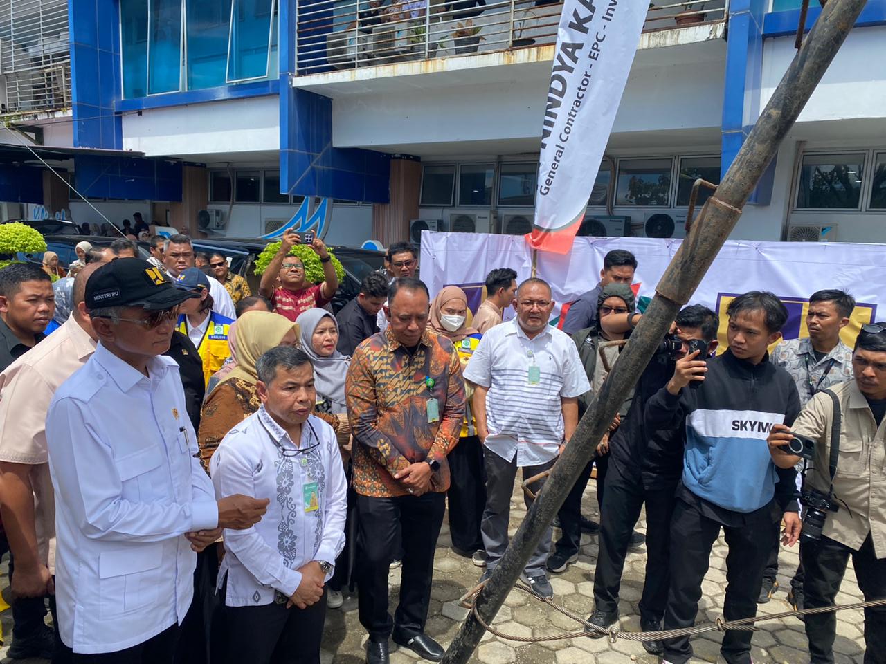 Menteri PU, Dody Hanggodo saat meninjau pengerjaan Pembangunan sumur di RSUP Dr M Djamil Padang, Jumat (30/1).